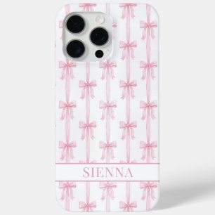 Funda Para iPhone 15 Pro Max Lazos de Coqueta Rosa con Monograma Rayado