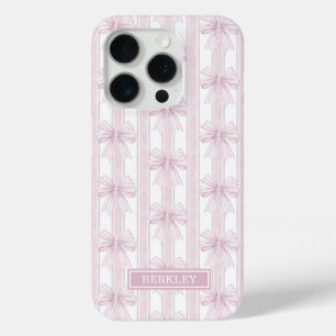 Funda Para iPhone 15 Pro Lazos de Coqueta Rosa en Rayas Monogramadas