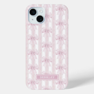 Funda Para iPhone 15 Mini Lazos de Coqueta Rosa en Rayas Monogramadas