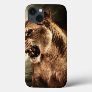 Funda Para iPhone 13 Leona del rugido contra el cielo tempestuoso