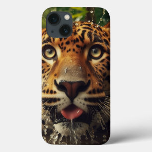 Funda Para iPhone 13 Leopardo mira fijamente mientras bebe agua en la s