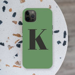 Funda Para iPhone 15 Letra inicial | Monograma moderno de moda Sage Gre<br><div class="desc">Estuche de teléfono monograma simple y elegante de letra inicial personalizado en tipografía minimalista moderna en gris oscuro sobre verde sabio. ¡Un regalo o accesorio perfecto para personalizados con un toque personal!</div>