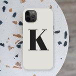 Funda Para iPhone 15 Letra inicial | Monograma Moderno y de moda<br><div class="desc">Estuche de teléfono monograma simple y elegante de letra inicial personalizado en tipografía minimalista moderna en negro sobre fondo gris. ¡Un regalo o accesorio perfecto para personalizados con un toque personal!</div>
