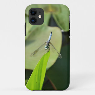 Funda Para iPhone 11 Libélula azul en una hoja verde