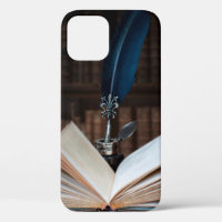 Libros antiguos, plumilla y tintero vintage en mad