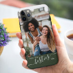 Funda Para iPhone 11 Pro Max Livin the Besties Life Cita a Green Friends Foto<br><div class="desc">Estuche para iPhone con foto de personalizado bff. La plantilla de fotos está configurada para que añadas tu propia imagen y tu(s) mejor(s) amigo(s) - que se muestra en formato retrato. El diseño está escrito con la cita "vivir la vida más bella" en un elegante guión escrito a mano y...</div>