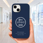 Funda Para iPhone 14 De Case-Mate Logo azul de la Marina Minimalista para promoción<br><div class="desc">Logo azul de la Marina Minimalista de promoción de marca profesional Promociona tu marca de una manera sutil pero impactante con un minimalista estuche de teléfono con logotipo. Para varios modelos de iPhone (especificar modelos en variaciones). ¡El logo personalizado le da un toque profesional!</div>