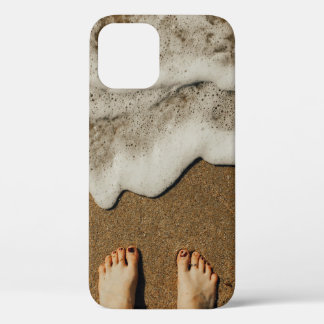 Funda Para iPhone 12 Los pies de la persona a orillas del mar