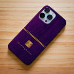 Funda Para iPhone 15 Pro Max Lujo de oro morado elegante monogramado<br><div class="desc">Elegante y exclusivo estuche de oficina o teléfono monogramado personal con un falso cuadrado metálico de cobre dorado con sus iniciales en el nombre del monograma y una franja brillante sobre un elegante fondo de cuero de color índigo púrpura. Adecuado para pequeñas empresas, profesionales empresariales o independientes, especialistas en marcas...</div>
