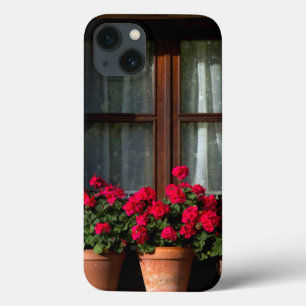 Funda Para iPhone 13 Macetas de flores en la ventana en el pueblo