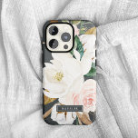 Funda Para iPhone XR Magnolia elegante | Nombre personal en blanco y ne<br><div class="desc">Este elegante estuche de teléfono con nombre personalizado en blanco y negro de magnolia es el regalo perfecto para ella. El diseño floral húmedo incluye peonías color agua rosada, magníficas flores de magnolia blanca y algodón con hojas doradas y verdes en un arreglo lujoso sobre un fondo oscuro. Personaliza a...</div>