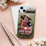 Funda Para iPhone 15 Mini Mamá foto del Día de la Madre<br><div class="desc">Cute Heart Love You Mamá Mother's Day Photo iPhone 15 Plus Phone Cases de teléfono incluye tu foto favorita con el texto "(corazón de amor) tu Mamá" en escritura blanca moderna con tus nombres a continuación. Perfecto para la Mamá de cumpleaños, Navidades, el Día de la Madre y las vacaciones....</div>