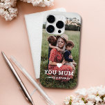 Funda Para iPhone 14 Pro De Case-Mate Mamá foto del Día de la Madre<br><div class="desc">Cute Heart Love You Mamá Mother's Day Photo iPhone Case incluye tu foto favorita con el texto "(corazón del amor) tu Mamá" en escritura blanca moderna con tus nombres debajo. Personalice editando el texto en el cuadro de texto proporcionado y agregando su propia imagen. Diseñado por ©2022 Evco Studio www.zazzle.com/store/evcostudio...</div>