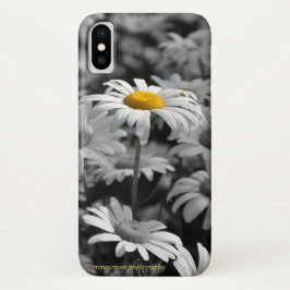 Funda Para iPhone X margarita amarilla en un mar de margaritas negras