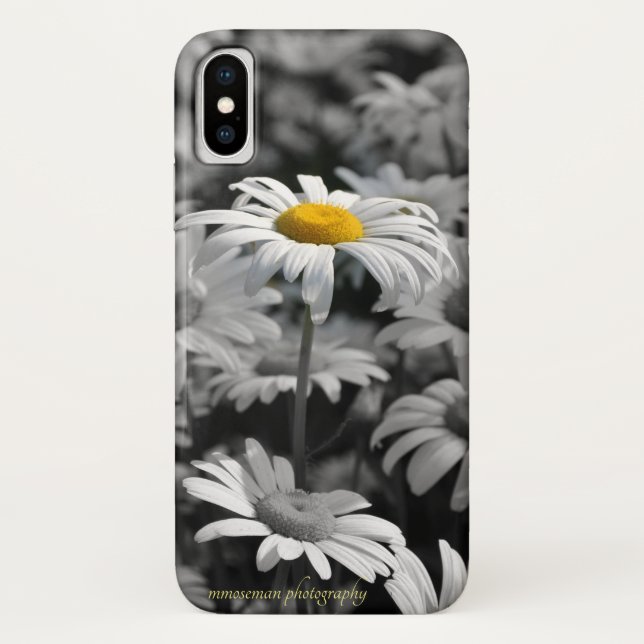 Funda De Case-Mate Para iPhone margarita amarilla en un mar de margaritas negras  (Reverso)