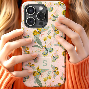 Funda Para iPhone 15 Mariposas Rosas y Narcisos Patrón Monograma