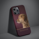 Funda Para iPhone 14 Pro Max De Case-Mate Mascota de perro foto de Golden Retriever nombre p<br><div class="desc">Mascota de perro Foto Golden Retriever Nombre personalizado iPhone 14 Pro Max Smart Phone Cases características su mascota o foto de perro favorito con su nombre personalizado en tipografía de escritura dorada en un fondo rojo burdeos profundo. Regalo perfecto para Navidades, cumpleaños, vacaciones, Día de la Madre, Día del Padre,...</div>