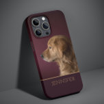 Funda Para iPhone 14 De Case-Mate Mascota de perro foto de Golden Retriever nombre p<br><div class="desc">Mascota de perro Foto Golden Retriever Nombre personalizado iPhone 14 Smart Phone Cases funciones características su mascota o foto de perro favorito con su nombre personalizado en tipografía de escritura dorada sobre un fondo rojo burdeos profundo. Regalo perfecto para Navidades, cumpleaños, vacaciones, Día de la Madre, Día del Padre, amantes...</div>