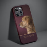 Funda Para iPhone 14 Plus De Case-Mate Mascota de perro foto de Golden Retriever nombre p<br><div class="desc">Mascota de perro Foto Golden Retriever Nombre personalizado iPhone 14 Plus Smart Phone Cases funciones características su mascota o foto de perro favorito con su nombre personalizado en tipografía de escritura dorada en un fondo rojo burdeos profundo. Regalo perfecto para Navidades, cumpleaños, vacaciones, Día de la Madre, Día del Padre,...</div>