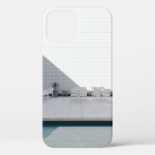 FUNDA PARA iPhone 12 MESA DE PATIO BLANCO CON SILLAS DURANTE EL DÍA
