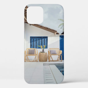 Funda Para iPhone 12 Mesas de mimbre y dos sillas cerca de la piscina