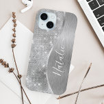 Funda Para iPhone 15 Metálico personalizado del Purpurina de plata Glam<br><div class="desc">Personaliza fácilmente este estuche de teléfono con motivos purpurinas metalizado y glamorosos con tu propio nombre personalizado.</div>
