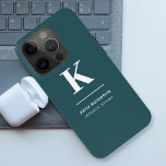 Funda Para iPhone 15 Pro Minimalista Humo Verde Moderno Grande Inicial<br><div class="desc">Un diseño vertical minimalista en un estilo elegante con un color de característica verde oscuro y un monograma inicial tipográfico grande. El texto puede ser fácilmente personalizado para un diseño tan único como usted!</div>
