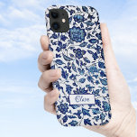 Funda Para iPhone 11 Moda exótica personalizada Floral azul y blanca<br><div class="desc">Exótica elegancia clásica de flores y viñas de inspiración china azul y blanca sobre fondo blanco con etiqueta en blanco de personalizable para su nombre o monograma.</div>