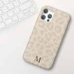 Funda Para iPhone 15 Moda Monograma de impresión de leopardo de color n<br><div class="desc">Este moderno y elegante estuche de teléfono presenta un fondo de color marrón claro con sutil huella de leopardo y tu nombre en un elegante tipo de letra serif. Es el funda perfecto para cualquiera que quiera un diseño de moda que destaque. Agregue sus iniciales al personalizar de este diseño....</div>