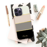 Funda Para iPhone 14 Pro Max De Case-Mate Moda Patrón de rayas modernas con nombre<br><div class="desc">Cubra su teléfono en un funda de moda con rayas modernas de moda en blanco negro, gris, rosa rubor y crema cáscara de huevo. Las delgadas líneas de imitación dorada separan los colores en un estilo de diseño. Personalice con su nombre, monograma u otro texto deseado. También puede eliminar el...</div>