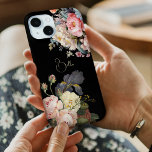 Funda Para iPhone 15 Moda Vintage Rosas e Iris Personalizados<br><div class="desc">Hermosos sprays,  atemporales y elegantes de rosas artísticas rosas y blancas,  peonías y iris morado con barba,  con delicado follaje. Incluye un campo de texto modificable para su personalización y el color de fondo es personalizable.</div>