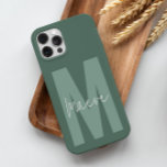 Funda Para iPhone 14 Pro De Case-Mate Moderna tipografía mínima monograma sage verde<br><div class="desc">Moderna tipografía mínima monograma sage verde y blanco elegante diseño simple y personalizado de estuche de teléfono.</div>