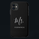 Funda Para iPhone 11 Moderno y simple Sr. Groom Nuevo Elegante<br><div class="desc">Simple estuche de teléfono con "Mr." en un guión elegante junto con su apellido en blanco sobre un fondo negro. Este moderno estuche de teléfono hace un gran regalo boda para un novio.</div>
