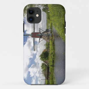 Funda Para iPhone 11 Molino de viento a lo largo de un canal al este de