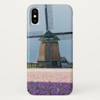 Molino de viento tradicional con las flores