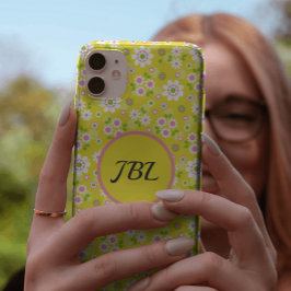 Funda Para iPhone 12 Monograma amarillo y blanco con flores de mod retr