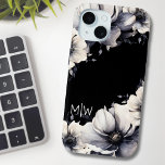 Funda Para iPhone 15 Monograma blanco negro floral<br><div class="desc">Diseño de flores blancas y negras, pequeñas y sencillas. Un estilo clásico pero caprichoso con flores negras, grises y cremas con fuente crema y letras modernas de moda. Edite todo el texto a su propia información. ¡Incluso puedes cambiar el color de fondo a lo que quieras! Moda Elegante Floral Moderno...</div>