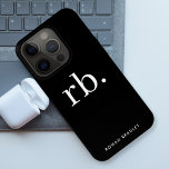 Funda Para iPhone 15 Pro Monograma Clásico Elegante Mínimo Negro y Blanco<br><div class="desc">Un diseño de monograma minimalista con grandes iniciales tipográficas en un tipo de letra clásico con su nombre debajo sobre un simple fondo negro. ¡El regalo o accesorio perfectamente personalizado!</div>