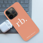 Funda Para iPhone 15 Pro Monograma Coral Peach Elegante Femenino Minimalist<br><div class="desc">Un minimalista diseño de monograma con grandes iniciales tipográficas en una fuente clásica con su nombre debajo sobre un fondo femenino de melocotón de coral. ¡El regalo o accesorio perfectamente personalizado!</div>