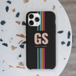 Funda Para iPhone 15 Pro Max Monograma de bandas retro de moda<br><div class="desc">Aumenta tu juego de teléfono con la combinación perfecta de estilo retro y sofisticación moderna. Este estuche de teléfono de personalizable presenta iniciales en negrita y sobredimensionadas en un tipo de letra serif intemporal, junto con el nombre que aparece debajo en un texto suavizado y elegante. Con un llamativo fondo...</div>