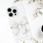 Funda Para iPhone 15 Pro Monograma de color blanco moderno personalizado co<br><div class="desc">Proteja su iPhone 15 Pro con estilo con el moderno Funda White Bow Personalizado con el Monograma Nombre, una combinación perfecta de elegancia y funcionalidad. Este estuche de teléfono personalizado presenta una delicada proa acuarela que exuda una estética de coqueta precoz, lo que lo convierte en un accesorio imprescindible para...</div>