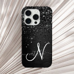 Funda Para iPhone 15 Pro Monograma de espuma de Purpurina negro personaliza<br><div class="desc">Personalice fácilmente este elegante diseño de estuches de teléfono de moda con purpurina brillante negro de bonito sobre fondo metálico cepillado negro.</div>