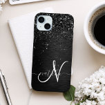 Funda Para iPhone 15 Mini Monograma de espuma de Purpurina negro personaliza<br><div class="desc">Personalice fácilmente este elegante diseño de estuches de teléfono de moda con purpurina brillante negro de bonito sobre fondo metálico cepillado negro.</div>