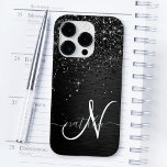Funda Para iPhone 14 Pro De Case-Mate Monograma de espuma de Purpurina negro personaliza<br><div class="desc">Personalice fácilmente este elegante diseño de estuches de teléfono de moda con purpurina brillante negro de bonito sobre fondo metálico cepillado negro.</div>
