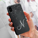 Funda Para iPhone 15 Pro Max Monograma de espuma de Purpurina negro personaliza<br><div class="desc">Personalice fácilmente este elegante diseño de estuches de teléfono de moda con purpurina brillante negro de bonito sobre fondo metálico cepillado negro.</div>