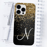 Funda Para iPhone 14 Pro Max De Case-Mate Monograma de espuma negra Purpurina de oro persona<br><div class="desc">Personaliza fácilmente este elegante diseño de estuches de teléfono de moda con purpurina brillante de oro en bonito sobre fondo metálico cepillado negro.</div>