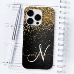 Funda Para iPhone 14 Pro De Case-Mate Monograma de espuma negra Purpurina de oro persona<br><div class="desc">Personaliza fácilmente este elegante diseño de estuches de teléfono de moda con purpurina brillante de oro en bonito sobre fondo metálico cepillado negro.</div>