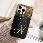 Funda Para iPhone 15 Pro Max Monograma de espuma negra Purpurina de oro persona<br><div class="desc">Personaliza fácilmente este elegante diseño de estuches de teléfono de moda con purpurina brillante de oro en bonito sobre fondo metálico cepillado negro.</div>