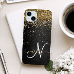 Funda Para iPhone 15 Mini Monograma de espuma negra Purpurina de oro persona<br><div class="desc">Personaliza fácilmente este elegante diseño de estuches de teléfono de moda con purpurina brillante de oro en bonito sobre fondo metálico cepillado negro.</div>