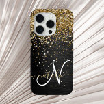 Funda Para iPhone 15 Pro Monograma de espuma negra Purpurina de oro persona<br><div class="desc">Personaliza fácilmente este elegante diseño de estuches de teléfono de moda con purpurina brillante de oro en bonito sobre fondo metálico cepillado negro.</div>